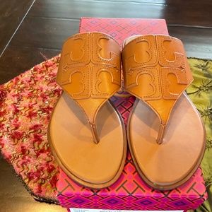 Tory Burch JAMIE Weston Embossed Logo Thong Sandals in Royal Tan, size 5, BNIB